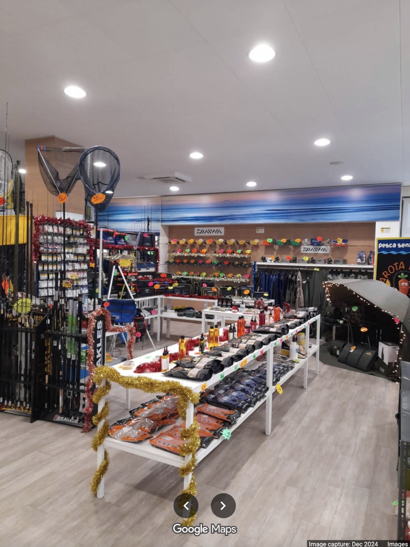 Tavolo centrale con esposizione di pasture, boilies e attrezzature carp